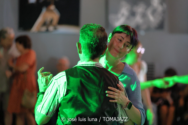 Fin de Fiesta Mirajazz 2025: academias de baile Swingverguenza y Paso Triple con Sònia Vera Swing Band (XVII Jazztival. Miranda de Ebro, Burgos. 2025-06-22) Por José Luis Luna Rocafort [INSTANTZZ AKA Galería fotográfica AKA Fotoblog de jazz, impro… y algo más] - Tomajazz - El Fin de Fiesta Mirajazz 2025 contó con las academias de baile Swingverguenza y Paso Triple con Sònia Vera Swing Band. El concierto tuvo lugar el 22 de junio de 2025 en MIranda de Ebro, Burgos. José Luis Luna Rocafort lo retrata en INSTANTZZ