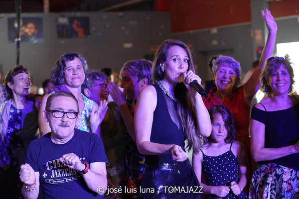 Fin de Fiesta Mirajazz 2025: academias de baile Swingverguenza y Paso Triple con Sònia Vera Swing Band (XVII Jazztival. Miranda de Ebro, Burgos. 2025-06-22) Por José Luis Luna Rocafort [INSTANTZZ AKA Galería fotográfica AKA Fotoblog de jazz, impro… y algo más] - Tomajazz - El Fin de Fiesta Mirajazz 2025 contó con las academias de baile Swingverguenza y Paso Triple con Sònia Vera Swing Band. El concierto tuvo lugar el 22 de junio de 2025 en MIranda de Ebro, Burgos. José Luis Luna Rocafort lo retrata en INSTANTZZ